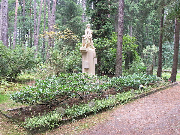 Památník u hrobů účastníků rumburské vzpoury. Replika původního pomníku Karla Dvořáka byla zhotovená v roce 2015.