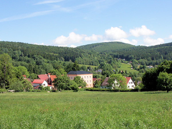Pohled přes střední část obce se školou k Jedličné.