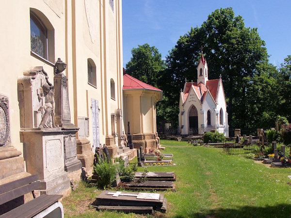 Hřbitov se starými náhrobky a hrobkou rodiny Handschke v pozadí.