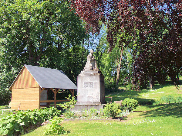 Parčík s pomníkem padlých v 1. světové válce.