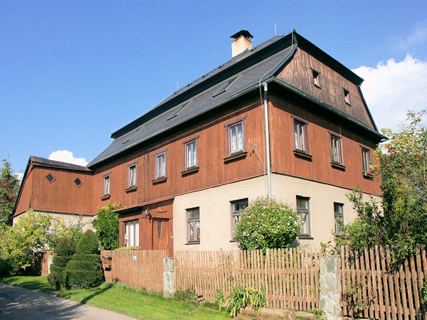 Zweistöckiges Haus Nr. 2 an der Straße nach Radvanec (Rodowitz).