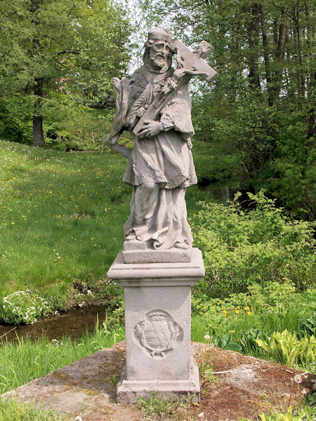Die Statue des heiligen Johannes von Nepomuk bei der Brücke am südlichen Rand des Dorfes.