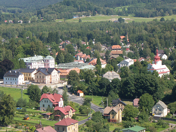 Střed obce s kostelem a zámkem Kinských.