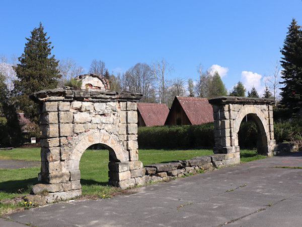 Renesanční brány bývalého zámečku.