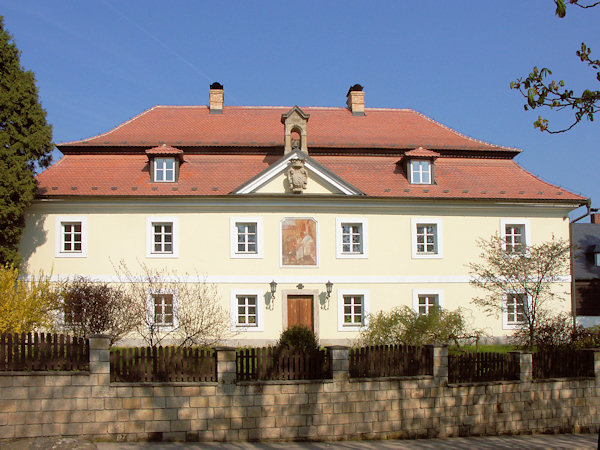 Das Gebäude des ehemaligen Armenhauses neben dem Schlosse.
