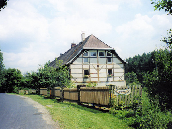 Gebäude der ehemaligen Wellnitzer Spiegelschleiferei im Tale des Svitávka- (Zwitte-) Baches.