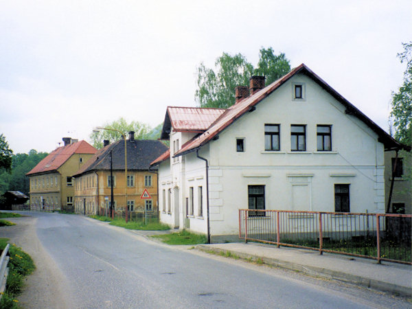 Die Gemeindehäuser mit der Schule.