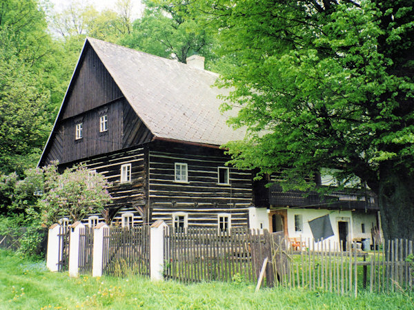 Památkově chráněný dům čp. 8 poblíž kostela.