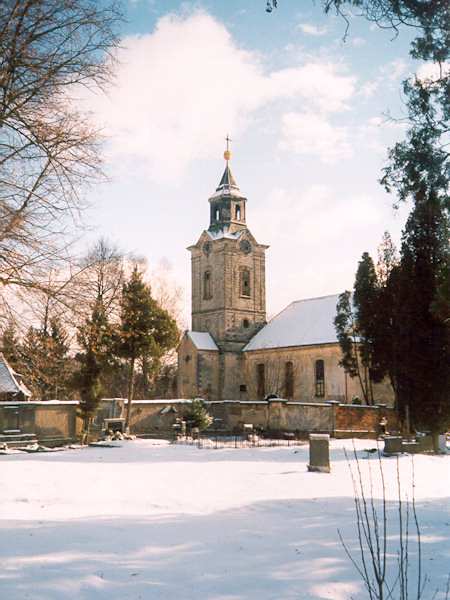 Winteransicht der Kirche St. Peter und Paul.