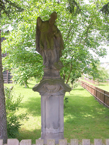 Statue des heiligen Prokopius an der Kreuzung im Zentrum des Dorfes.