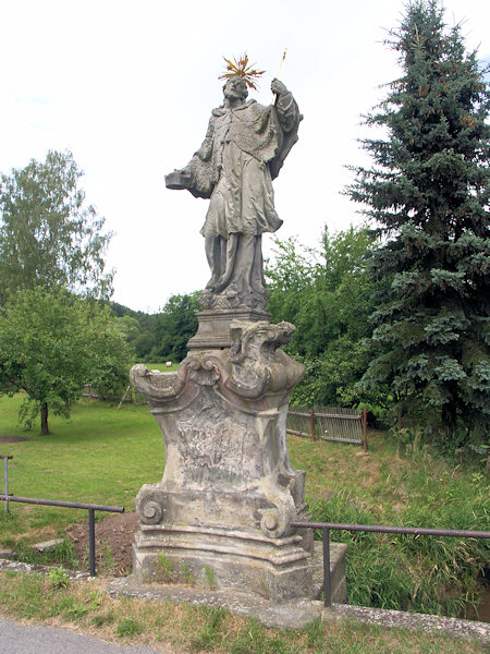 Socha sv. Jana Nepomuckého na mostě přes Svitávku.