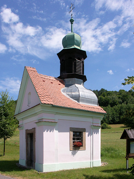 Kaple sv. Josefa na jižním konci obce.