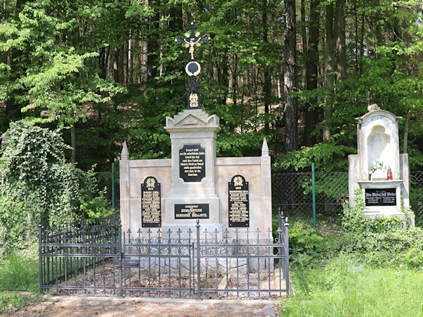 Renovovaný pomník padlým z 1. světové války na hřbitově.