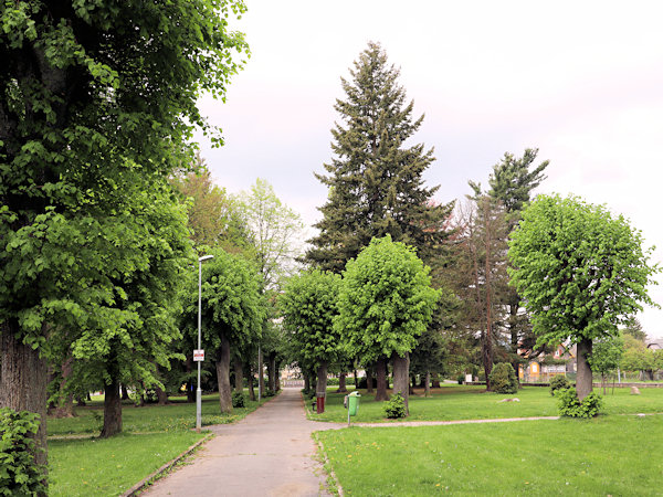 Městský park mezi kostelem a školou.