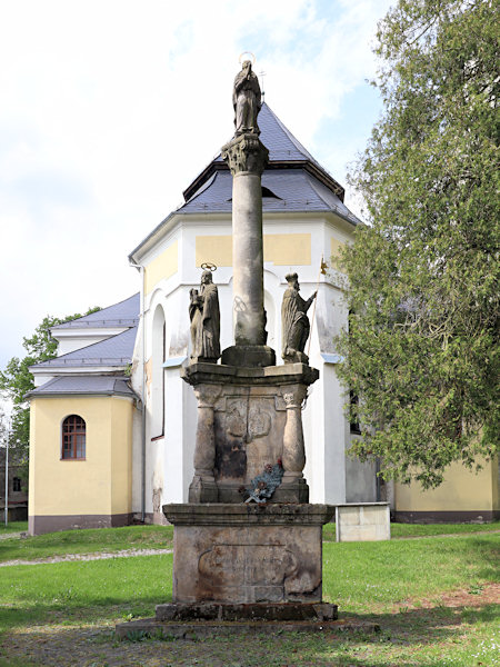 Mariánský sloup u kostela.