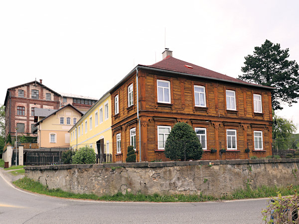 Dřevěná vila Josefa Niessnera u odbočky do Trávníku.