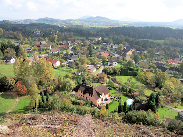 Blick auf Drnovec von der Aussicht am Hang des Zelený vrch (Grünberg).