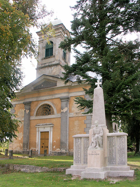 Heilig-Kreuz-Kirche mit dem Denkmal der Gefallenen im Vordergrund.