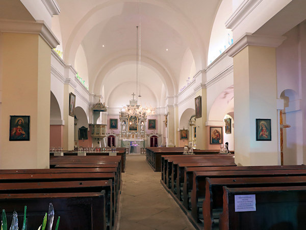 Das Innere der Kirche der Erhöhung des Heiligen Kreuzes, umgewandelt in eine Galerie aus modernem Glas.