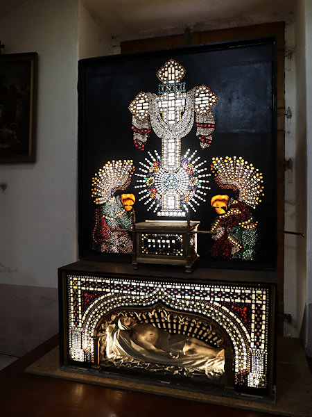 Skleněnými perlami zdobený Boží hrob v interiéru kostela.