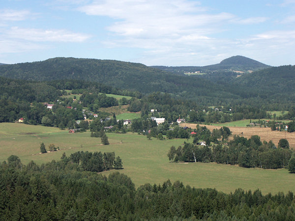 Gesamtsicht auf Trávník vom Zelený vrch (Grunberg).