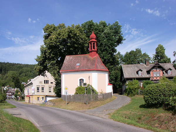 Kapelle des hl. Johannis des Täufers an der Straße nach Mařenice (Gross Mergtal).