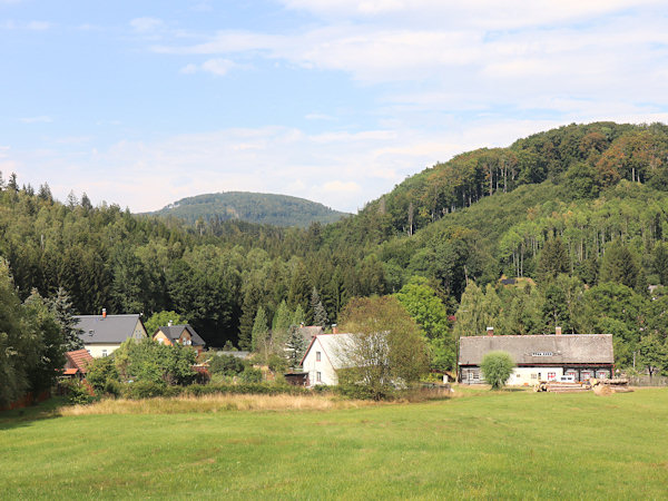 Häuser im oberen Teil des Dorfes. Im Hintergrund ist Bouřný (Friedrichsberg).