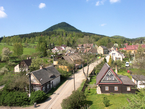 Domky v horní části obce s horou Klíč v pozadí.