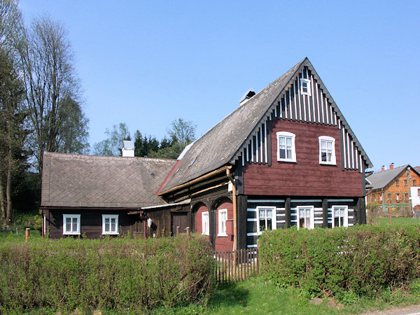 Holzhaus im Dorfzentrum.