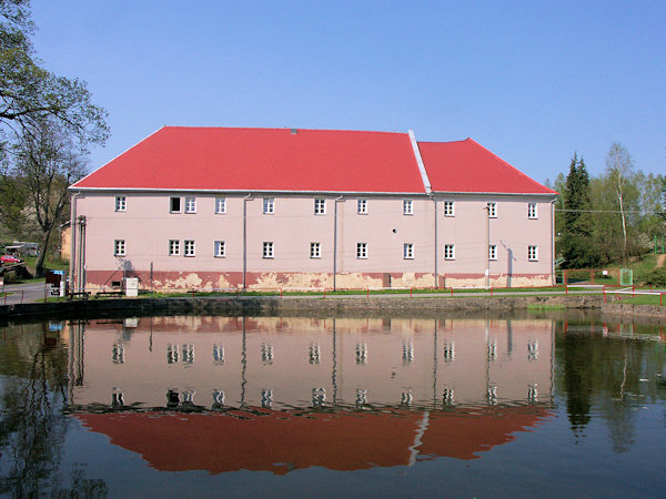 Südflügel des ehemaligen herrschaftlichen Anwesens mit dem Teich.