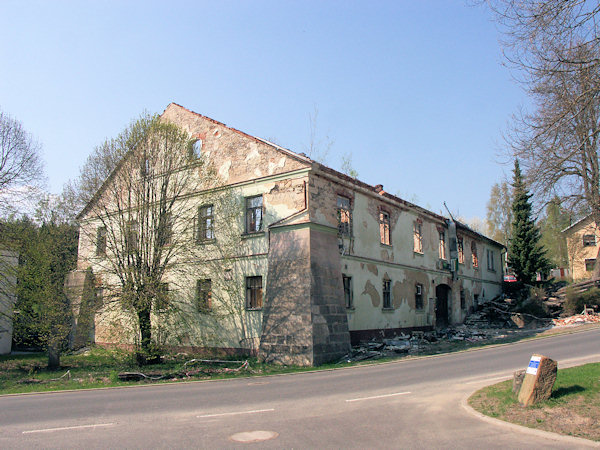 Das ehemalige Gasthaus 'Am Schloss', welches 2012 durch einen Brand zerstört wurde.
