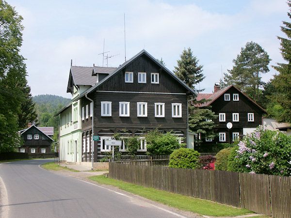 Roubené domy v horní části vesnice.
