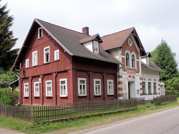 Typisches halb-hölzernes Umgebindehaus mit verbrettertem Giebel.