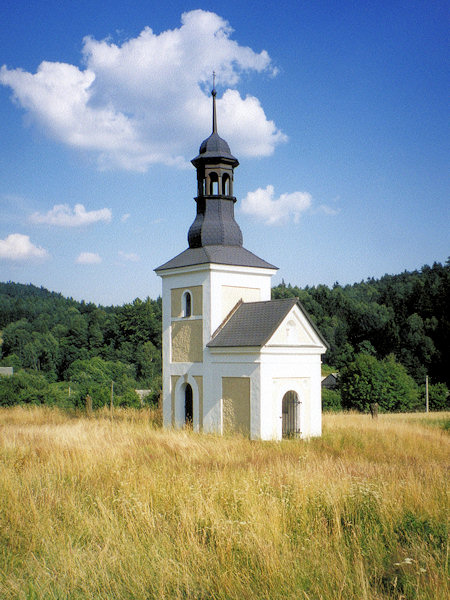 Zvonice na jižním okraji osady.