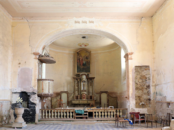 Interiér kostela Nejsvětější Trojice (léto 2020).
