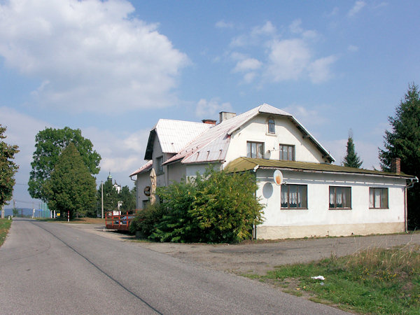 Gasthaus an der Bahnstation am südlichen Ende des Dorfes.