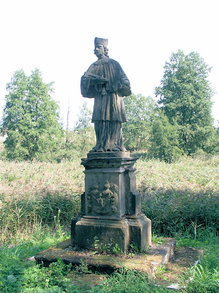 Statue des hl. Johannis von Nepomuk an der Straße nach Postřelná (Postrum).