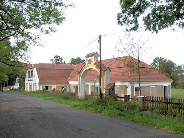Hübsch hergerichtete Wirtschaftsgebäude des Gutshofes in Malý Valtinov (Klein Walten).