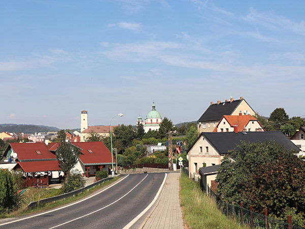 Blick aus dem unteren Teil von Česká Ves (Böhmischdorf) auf die Kirche Hl. Laurentius und der Hl. Zdislava und die ehemalige Kirche Unserer Lieben Frau in Jablonné (Deutsch Gabel).