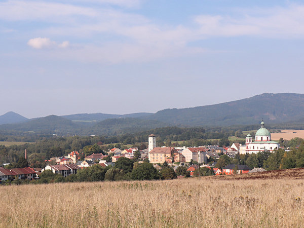 Celkový pohled na město s dominantami chrámu sv. Vavřince a sv. Zdislavy a bývalého kostela Nanebevzetí Panny Marie.