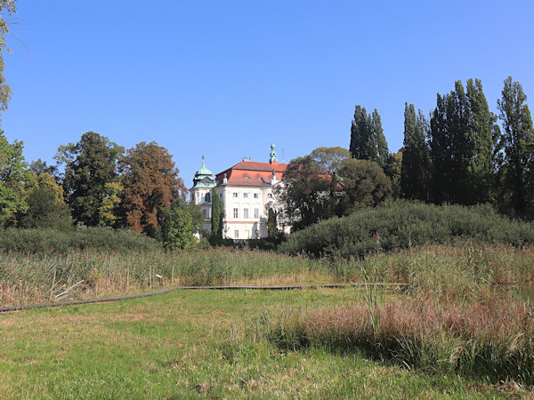 Dnes nepřístupný zámek Nový Falkenburk je obklopen parkem a mokřady.