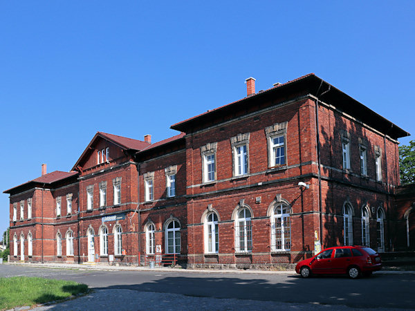Výstavná budova nádraží z roku 1900.