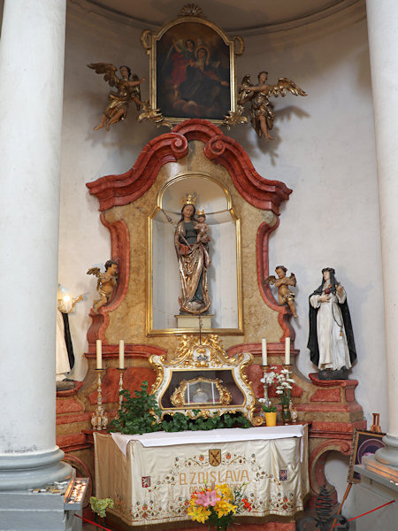 Oltář Panny Marie s relikviářem sv. Zdislavy.