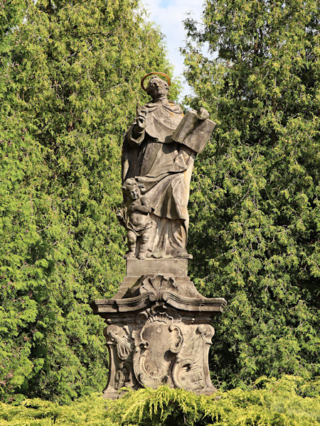 Socha sv. Vincence Ferrerského vedle chrmu sv. Vavřince a sv. Zdislavy.