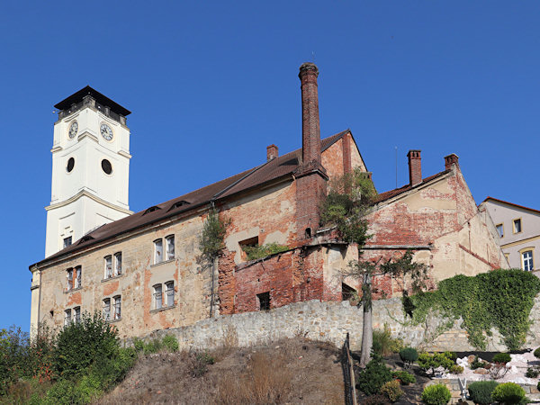 Kostel Nanebevzetí Panny Marie byl ve 2. polovině 19. století přestavěn na pivovar. Na opravené věži je dnes vyhlídka.