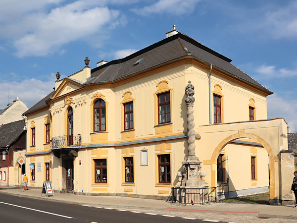 Zámeček Pachtů z Rájova s barokním sloupem Nejsvětější Trojice.