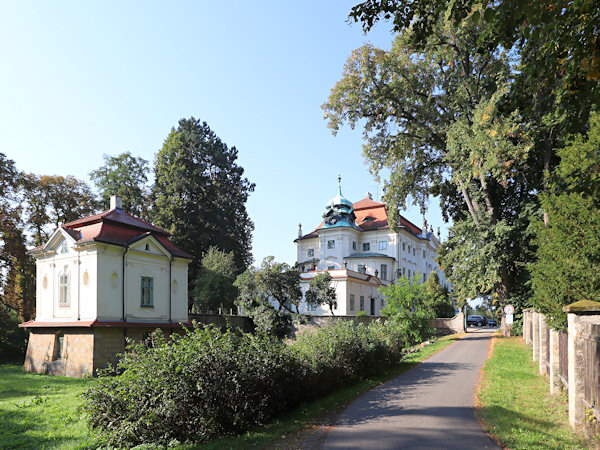 Pohled na zámek Nový Falkenburk z příjezdové cesty. Vlevo stojí domek hlídače.