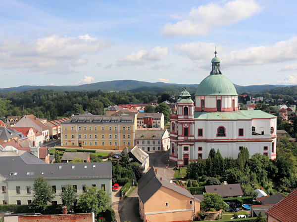 Pohled na chrám sv. Vavřince a sv. Zdislavy z věže bývalého kostela Panny Marie.