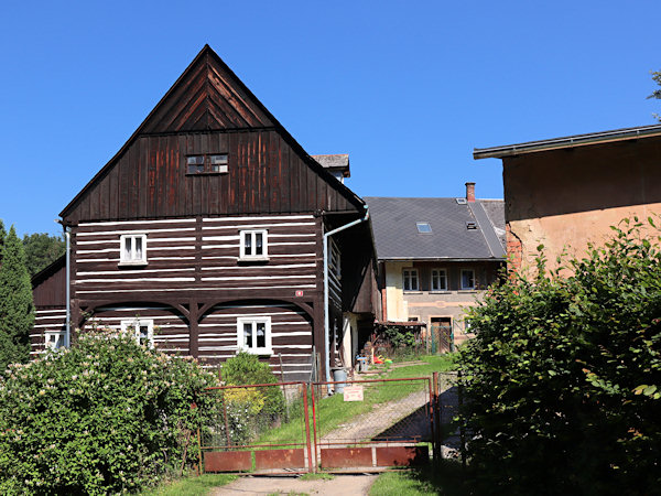 Ein denkmalgeschütztes Bauernhaus inmitten von Kněžičky.
