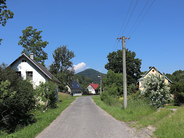Häuser im oberen Teil des Dorfes. Im Hintergrund ist der Sokol (Falkenberg) zu sehen.